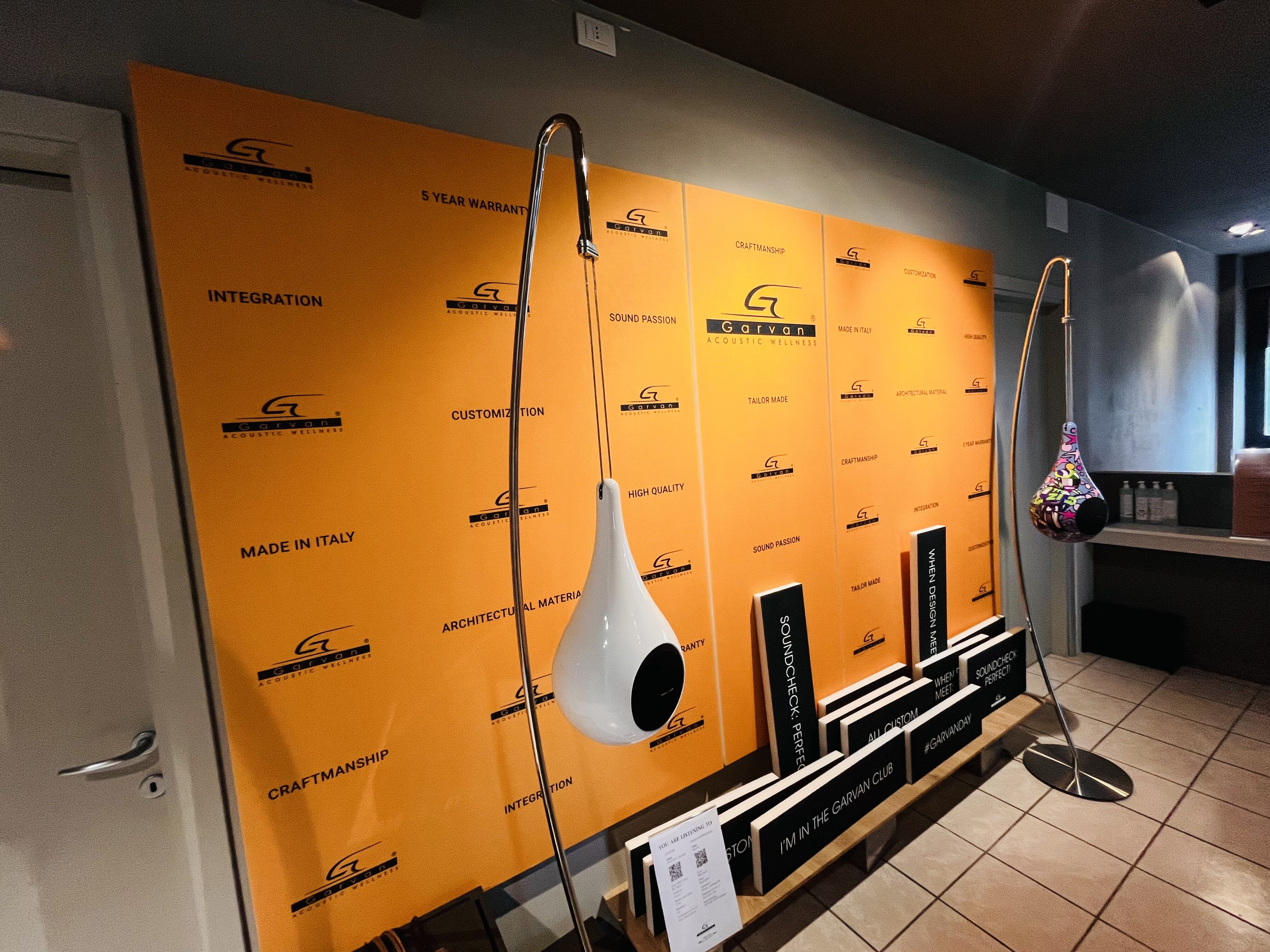 Екипът ни гостува в Италия при Garvan Acoustics — марка, която съчетава безкомпромисно акустично инженерство с изтънчен интериорен дизайн. Материалите говорят сами: архитектурен бетон, керамика, неръждаема стомана, дървесни масиви. Не серийно производство — всяка тонколона минава задължително измерване на честотната характеристика преди сглобка. Видяхме демо зала за домашно кино с говорители зад екрана (централен канал + sub), акустичната лаборатория с тест на панели на живо — разликата в реверберацията е брутална — и сглобъчното хале, където се ражда Gocha: подов говорител, изработен изцяло ръчно, боядисван върху въртяща стойка за равномерно покритие. Звучи невероятно. Представиха ни и двете монтажни системи за вграждане — Easy Fit (с видим борд) и Flash Mount (говорителят седи нивото на стената) — както и цялата outdoor гама от компактния модел до по-едрия Karn, и wall-mount серията с напълно персонализируеми грилове. Новата серия, Goccia и финишните образци скоро пристигат в нашия шоурум в София. Очаква ви демонстрация на живо. Гледайте целия видеоматериал от посещението:  На гости в GARVAN Acoustics | Alex Audio Video - 2026 👉  Разгледайте продуктите на Garvan Acoustics 👉  Свържете се с нас за консултация или демонстрация